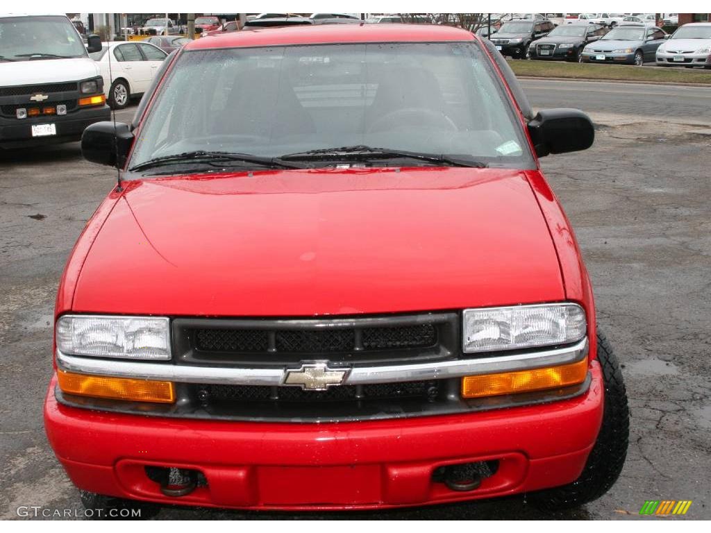 2001 S10 LS Extended Cab 4x4 - Victory Red / Graphite photo #2