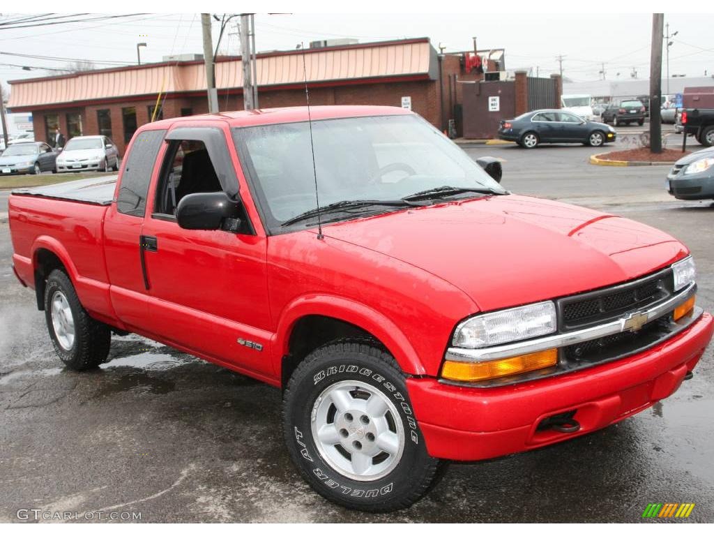 2001 S10 LS Extended Cab 4x4 - Victory Red / Graphite photo #3