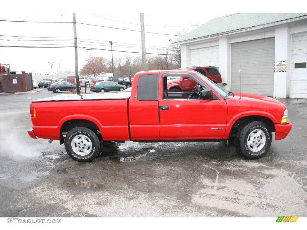 2001 S10 LS Extended Cab 4x4 - Victory Red / Graphite photo #4