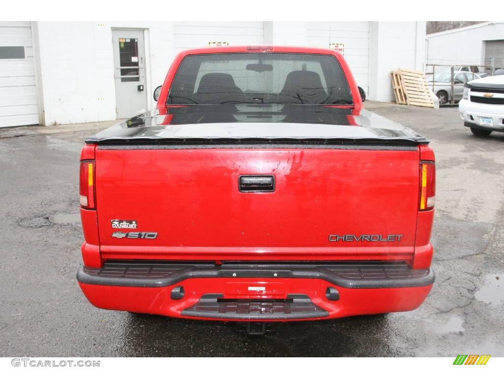 2001 S10 LS Extended Cab 4x4 - Victory Red / Graphite photo #6