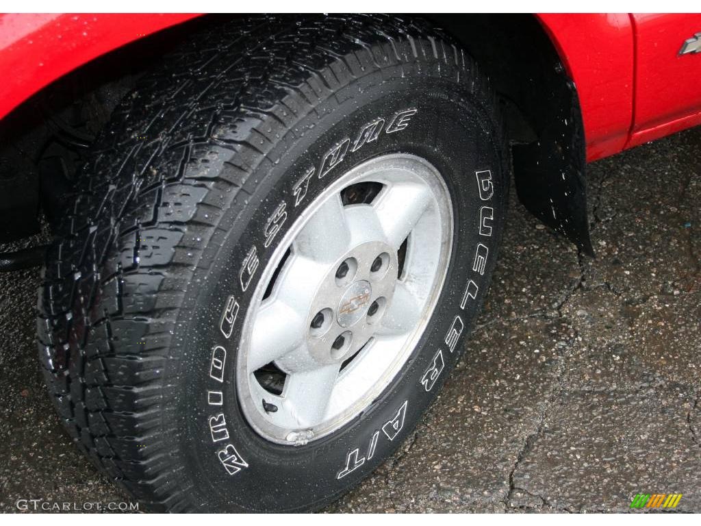 2001 S10 LS Extended Cab 4x4 - Victory Red / Graphite photo #10