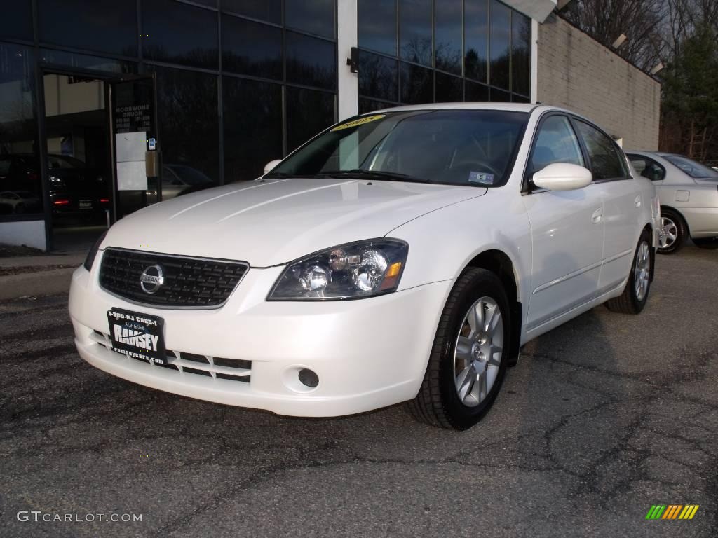 2005 Altima 2.5 S - Satin White Pearl / Charcoal photo #1