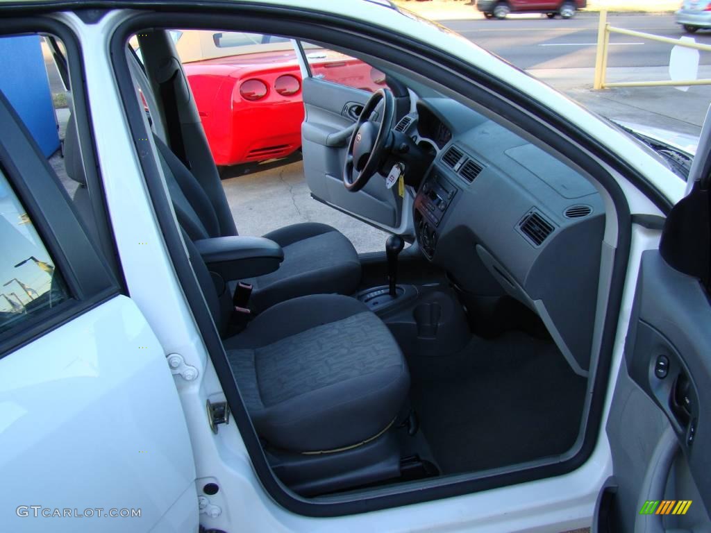 2005 Focus ZX4 SE Sedan - Cloud 9 White / Charcoal/Charcoal photo #10