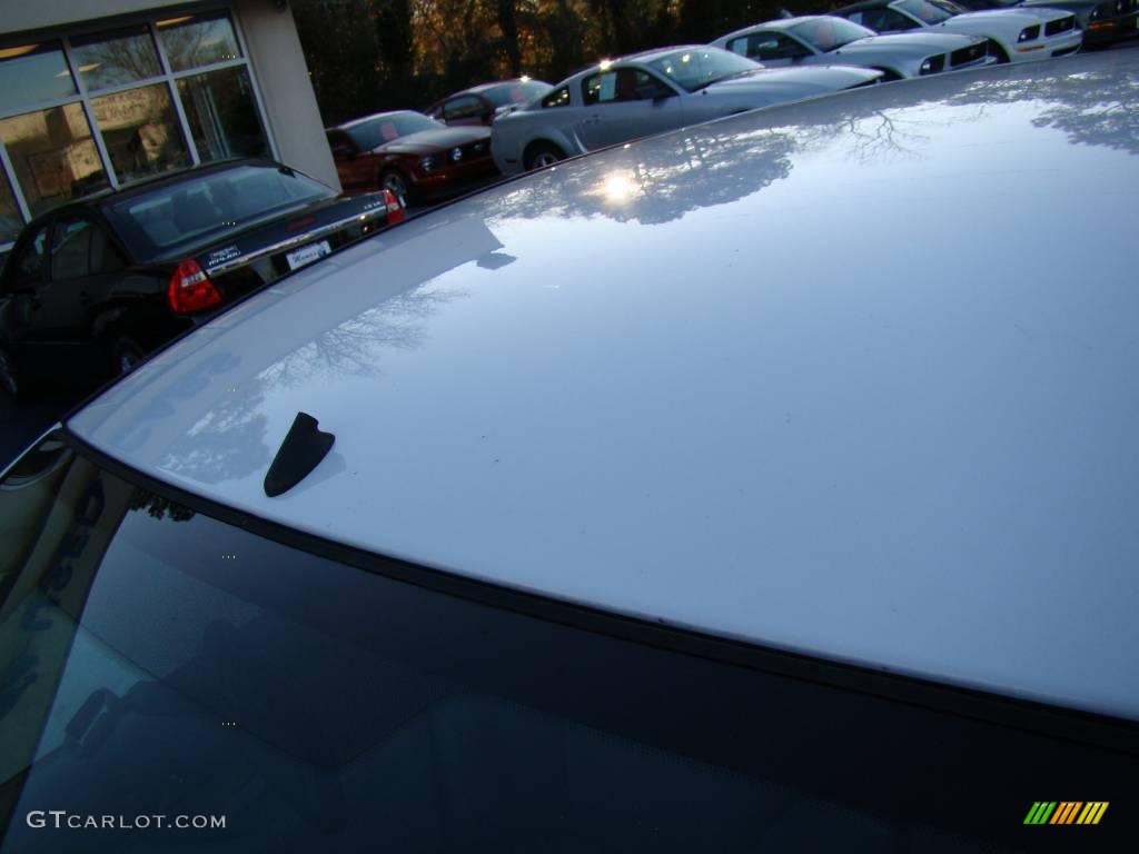 2005 Focus ZX4 SE Sedan - Cloud 9 White / Charcoal/Charcoal photo #27