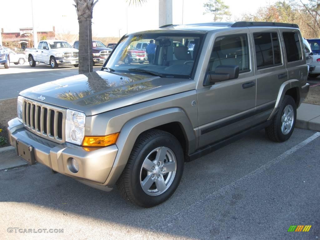 2006 Commander 4x4 - Light Khaki Metallic / Khaki photo #1