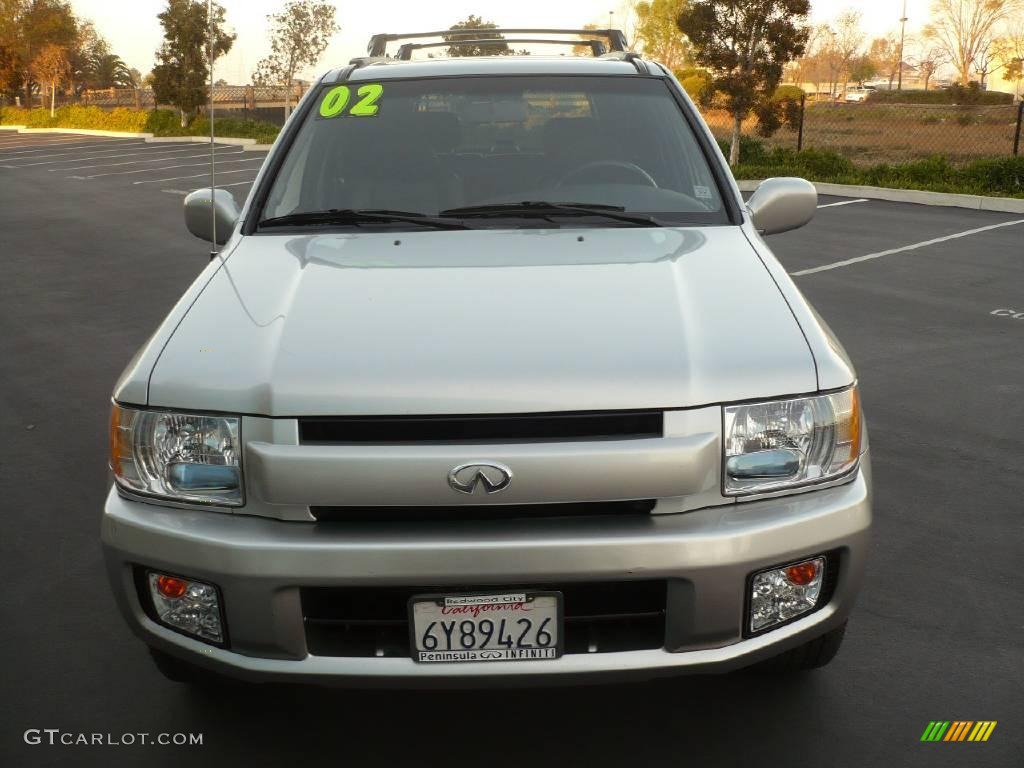 2002 QX4 4x4 - Brilliant Silver Metallic / Graphite photo #2