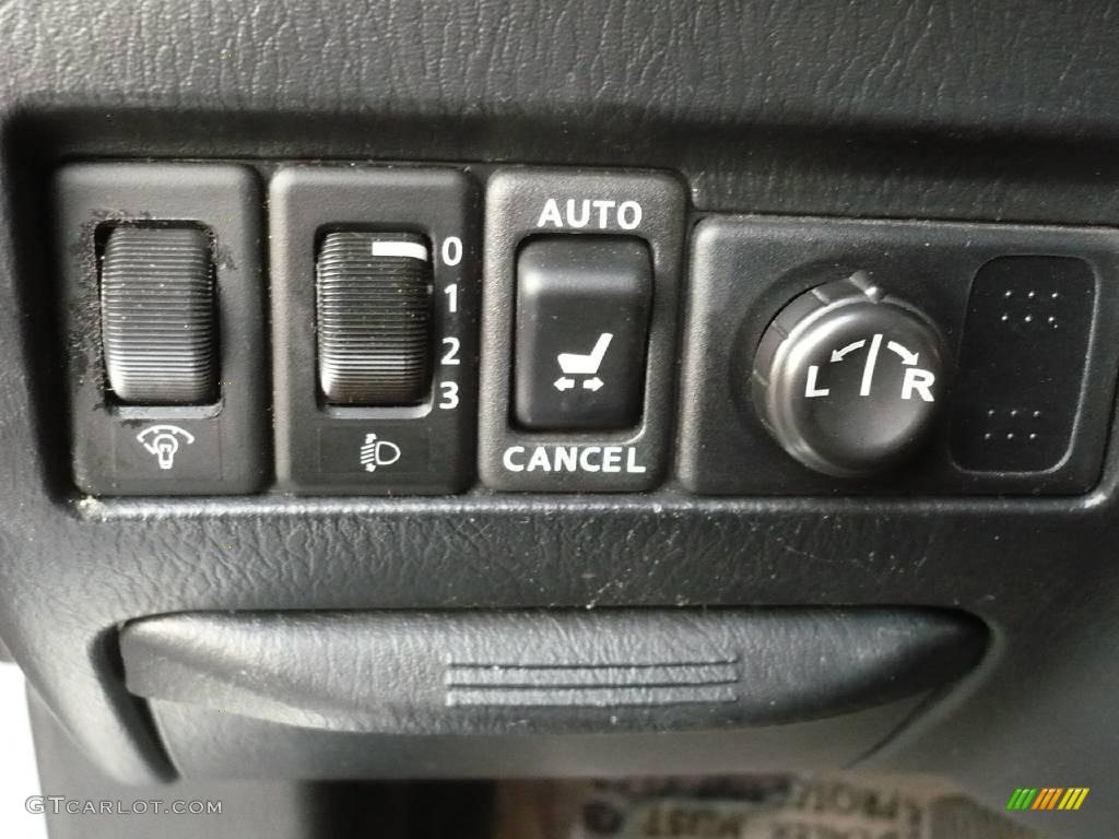 2002 QX4 4x4 - Brilliant Silver Metallic / Graphite photo #23