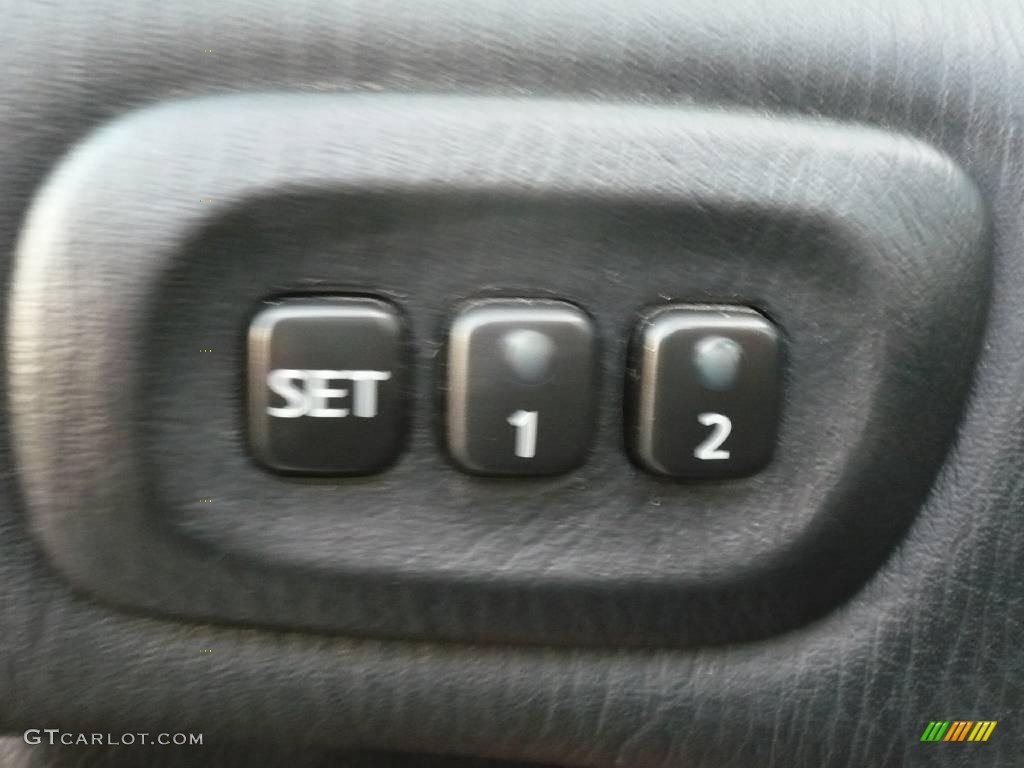 2002 QX4 4x4 - Brilliant Silver Metallic / Graphite photo #24