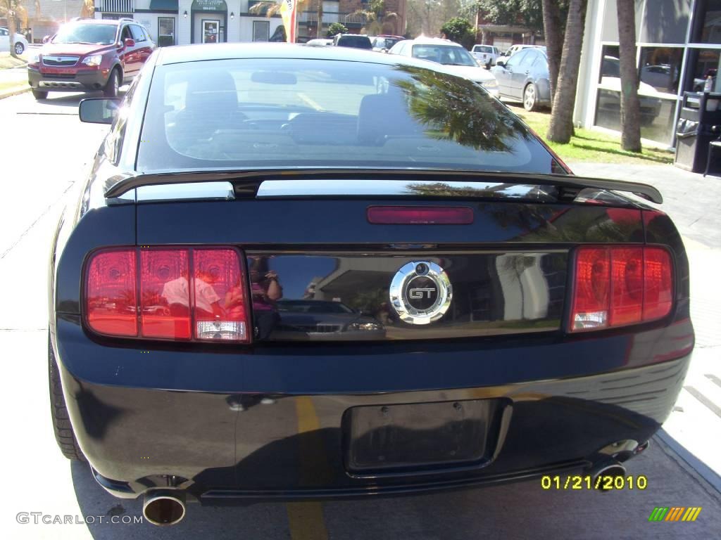 2005 Mustang GT Premium Coupe - Black / Dark Charcoal photo #2