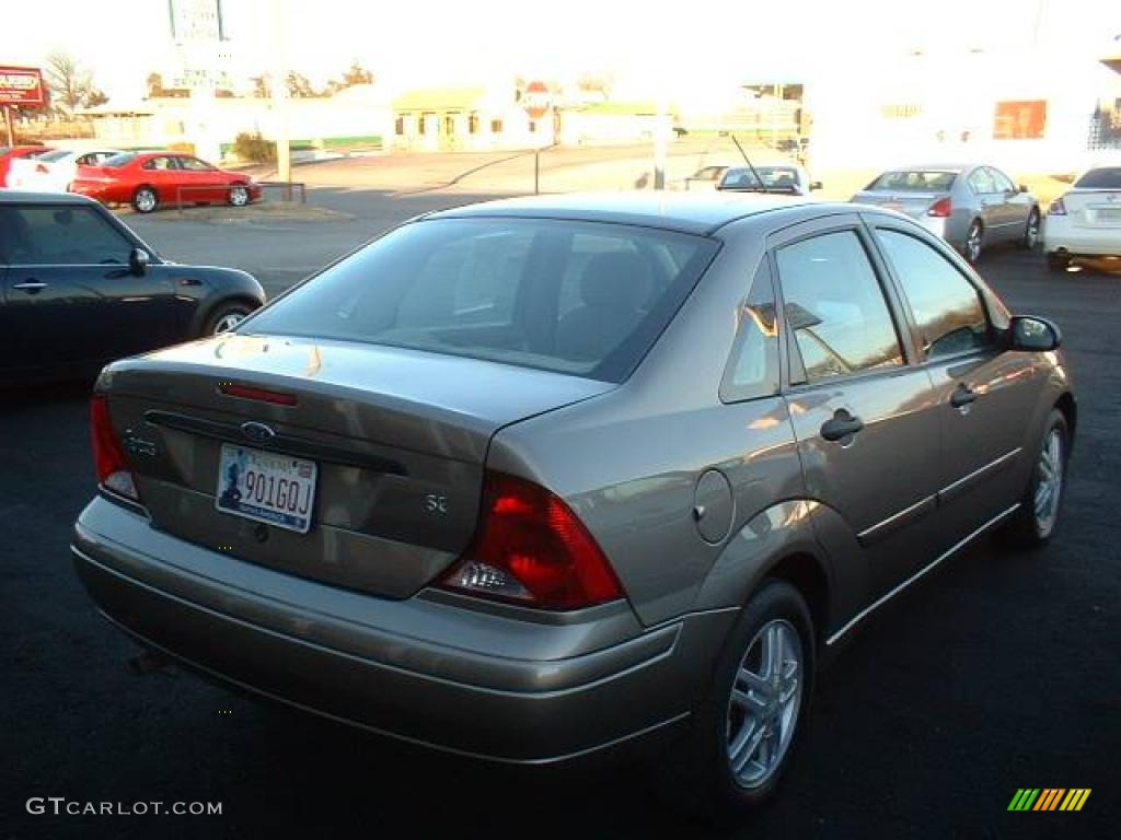 2004 Focus SE Sedan - Arizona Beige Metallic / Medium Parchment photo #4