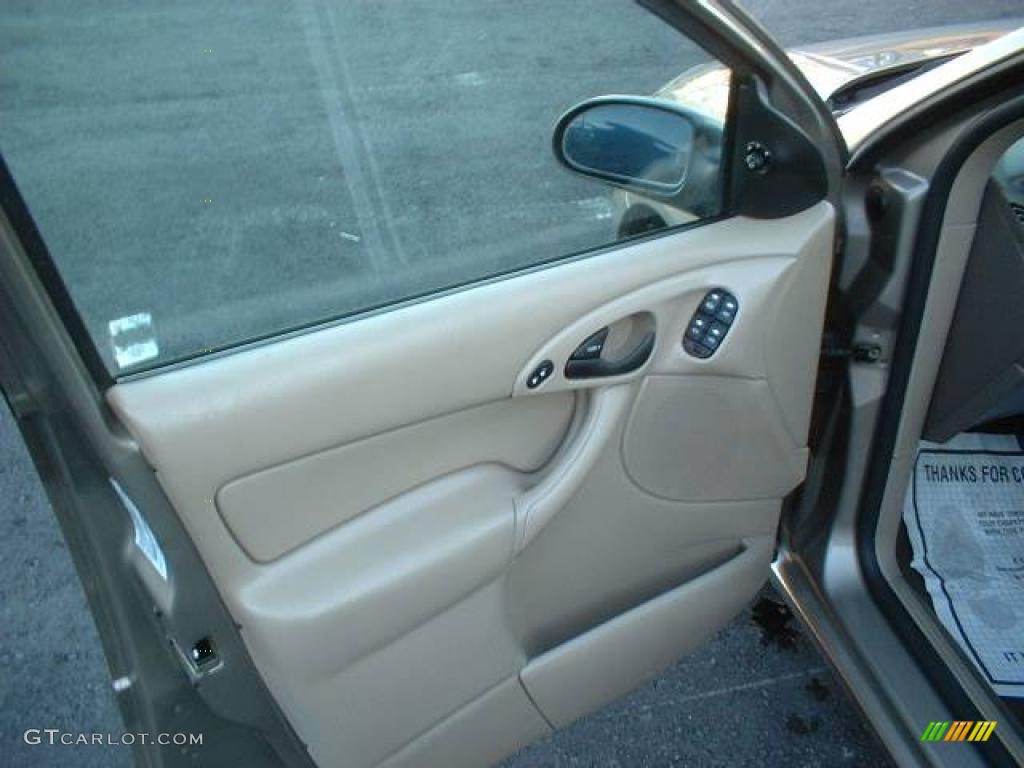 2004 Focus SE Sedan - Arizona Beige Metallic / Medium Parchment photo #7