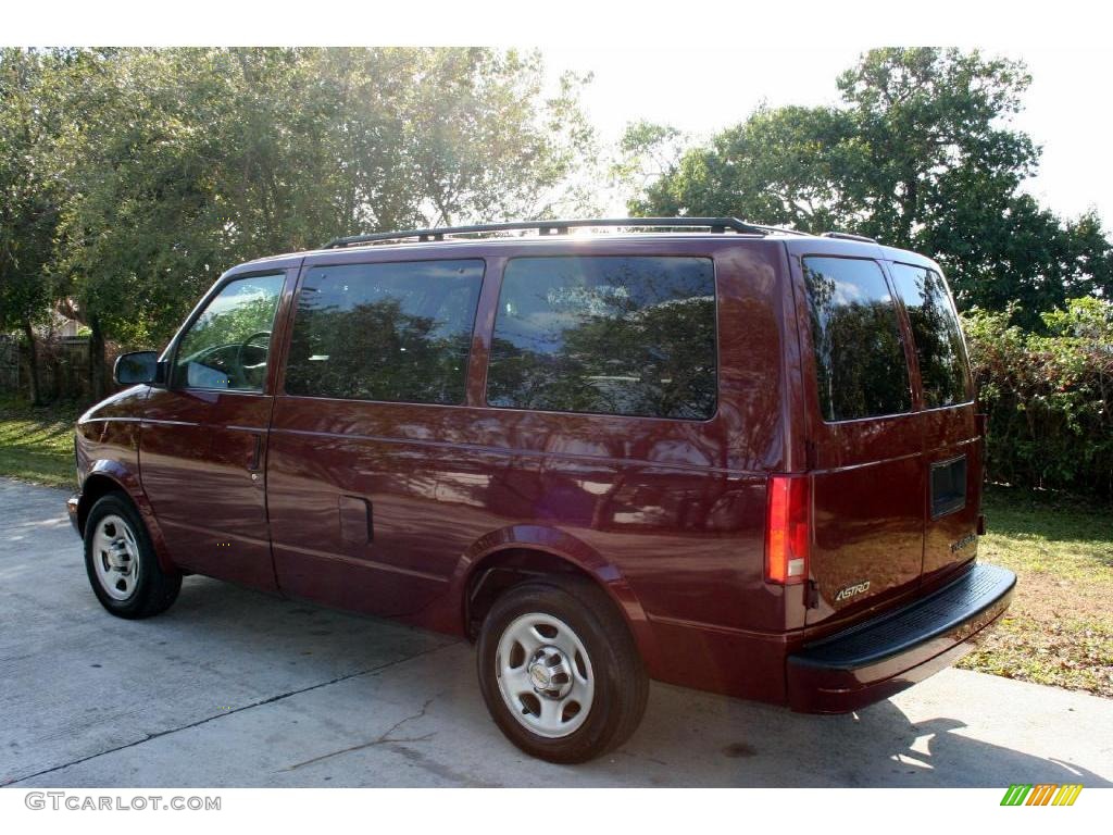 2005 Astro Passenger Van - Dark Carmine Red Metallic / Medium Gray photo #5