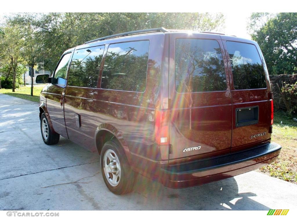 2005 Astro Passenger Van - Dark Carmine Red Metallic / Medium Gray photo #6