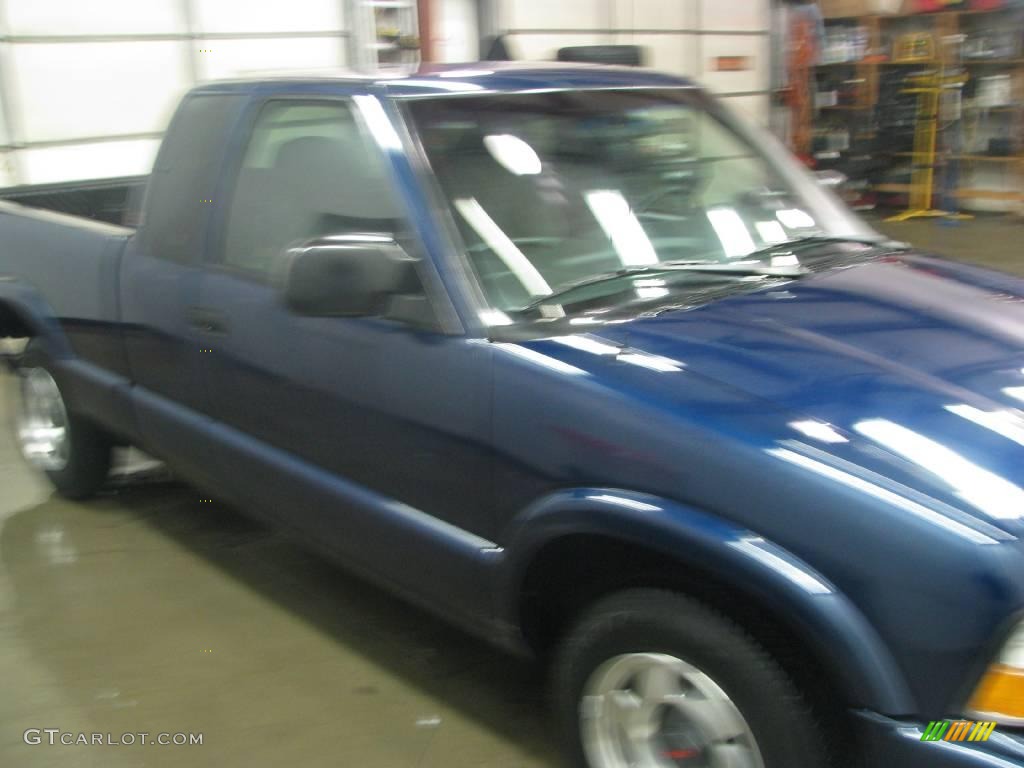 2000 Sonoma SLS Sport Extended Cab - Indigo Blue Metallic / Graphite photo #15