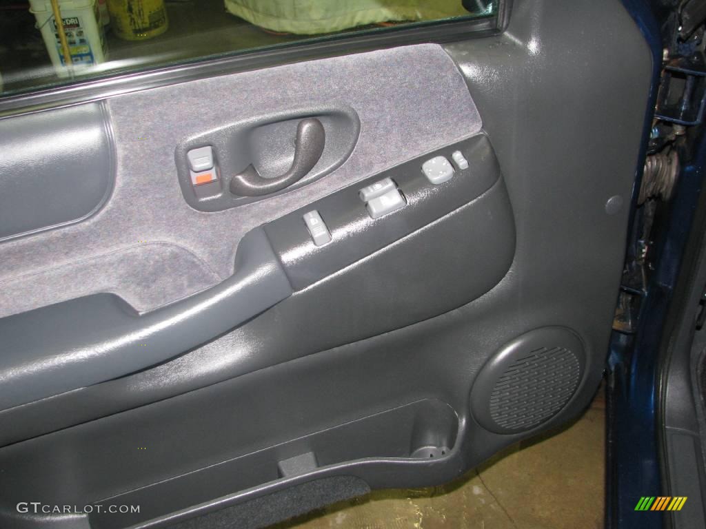 2000 Sonoma SLS Sport Extended Cab - Indigo Blue Metallic / Graphite photo #30