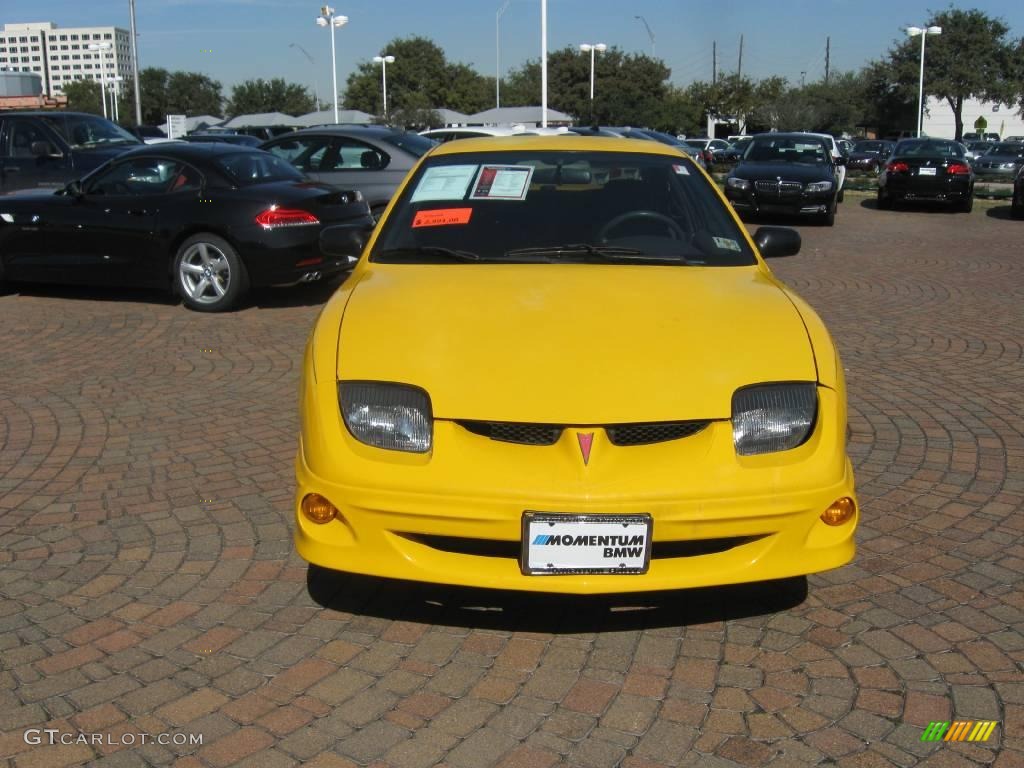 2002 Sunfire SE Coupe - Yellow / Graphite photo #2