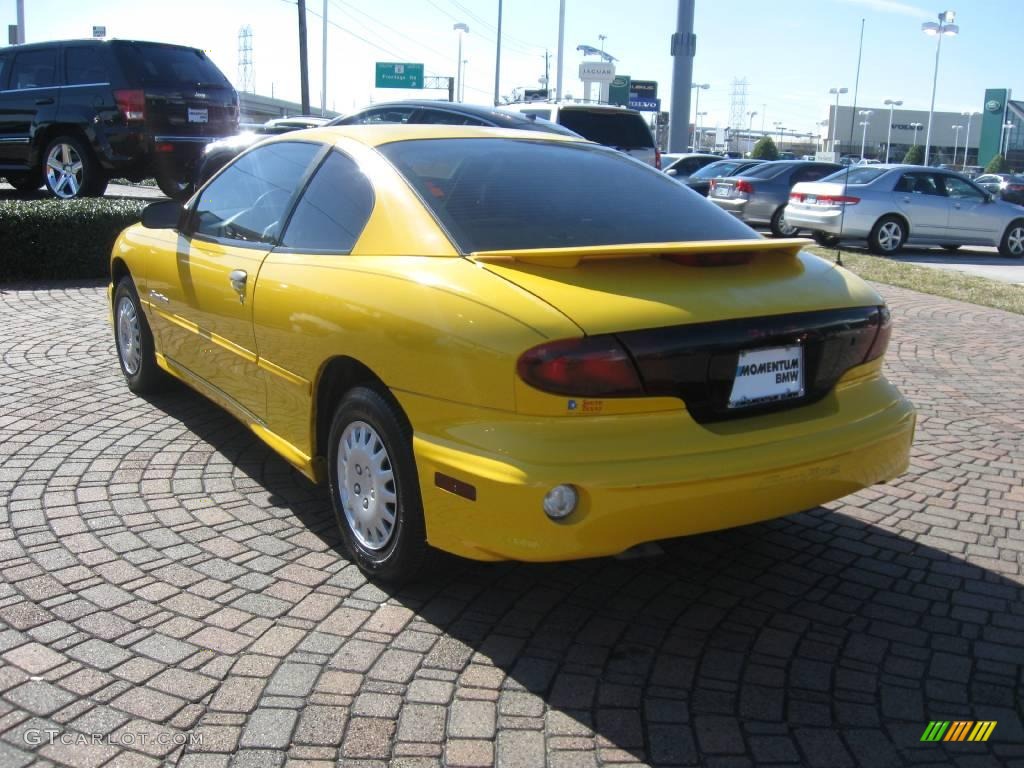 2002 Sunfire SE Coupe - Yellow / Graphite photo #5