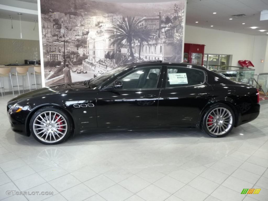 Nero (Black) Maserati Quattroporte