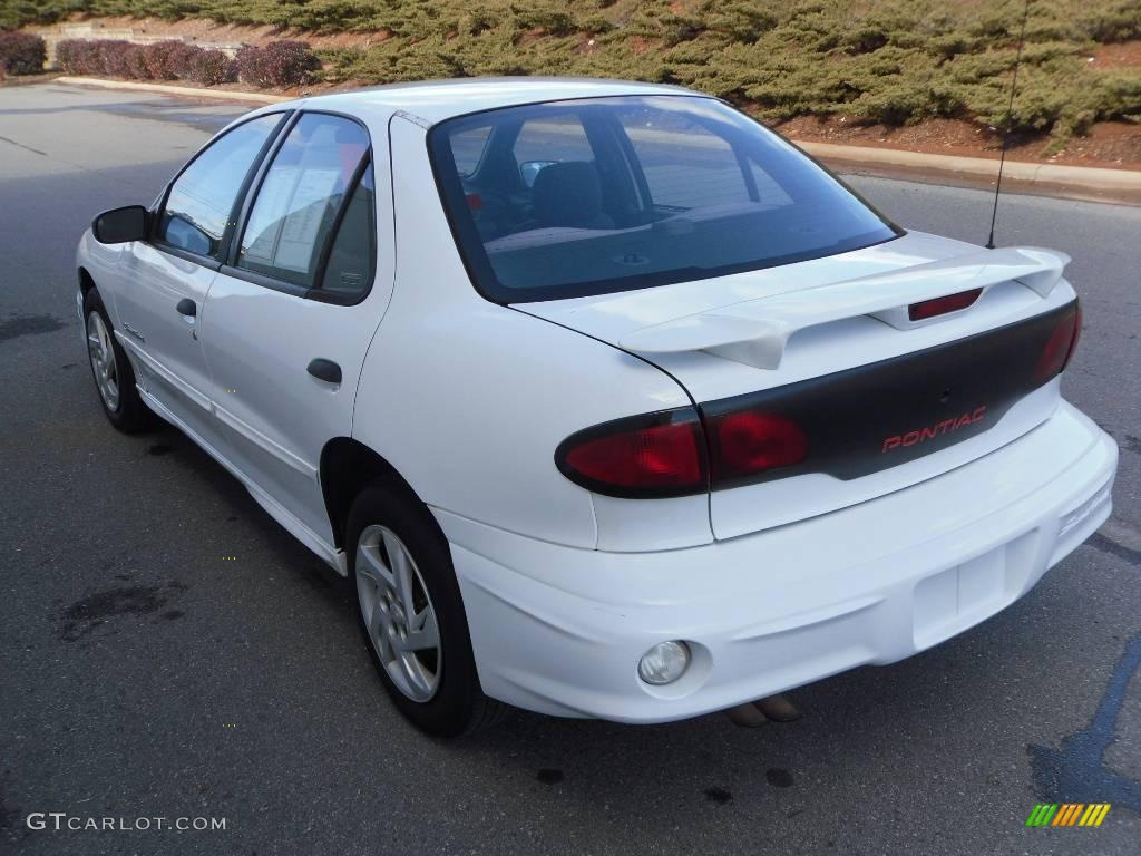 2000 Sunfire SE Sedan - Bright White / Graphite photo #2