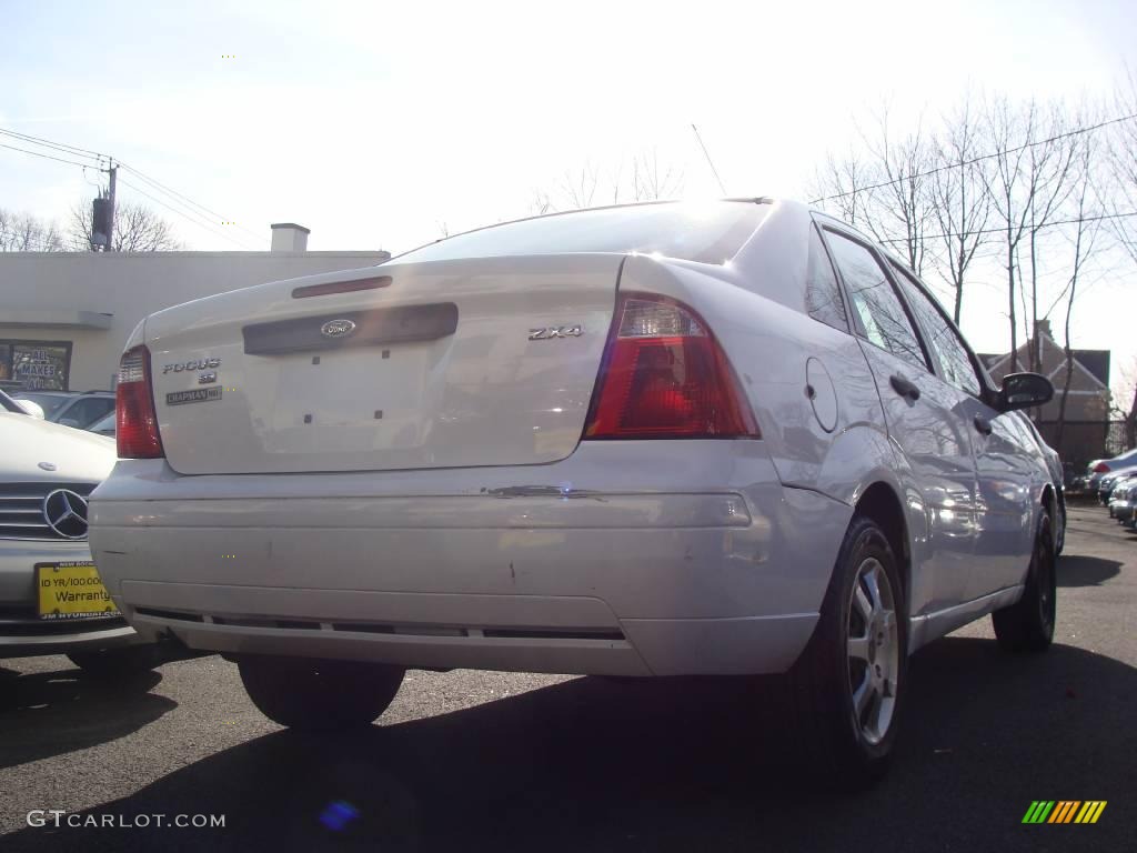 2005 Focus ZX4 S Sedan - Cloud 9 White / Dark Flint/Light Flint photo #4