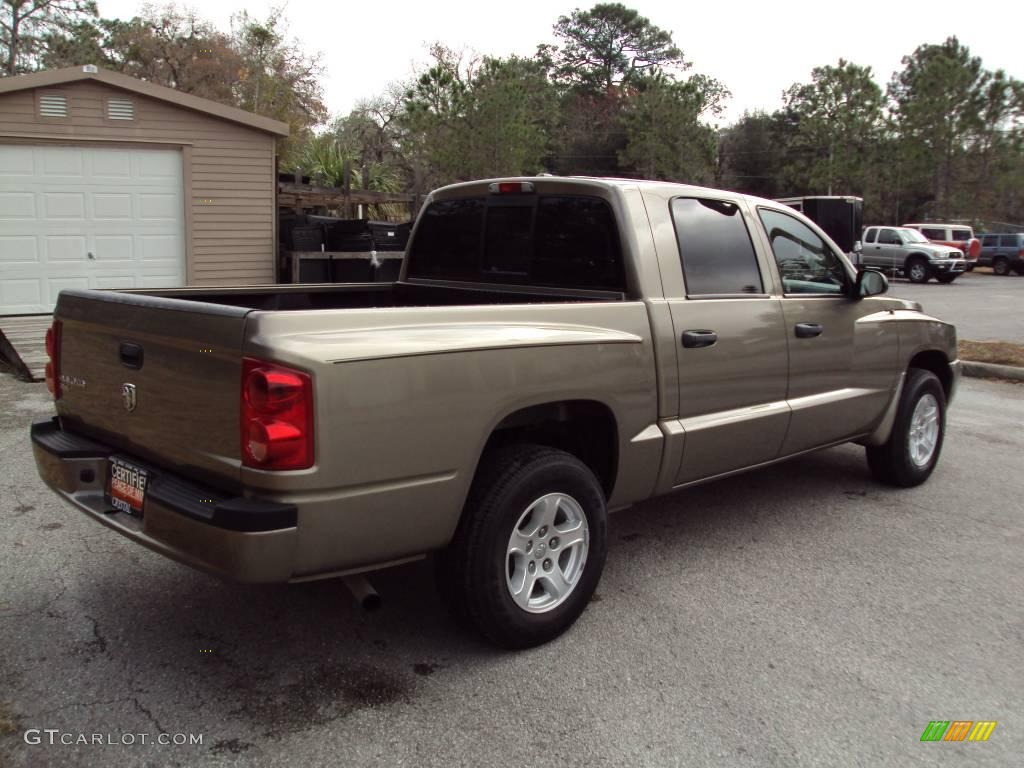 2007 Dakota SLT Quad Cab - Light Khaki Metallic / Khaki photo #8