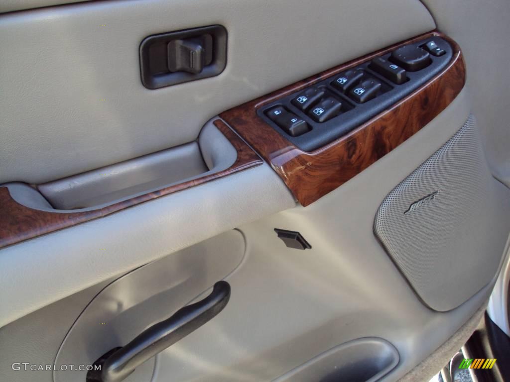 2005 Avalanche LS - Silver Birch Metallic / Gray/Dark Charcoal photo #17
