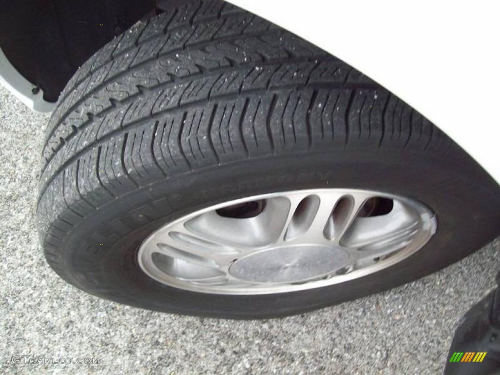 2001 Venture LS - Bright White / Medium Gray photo #4