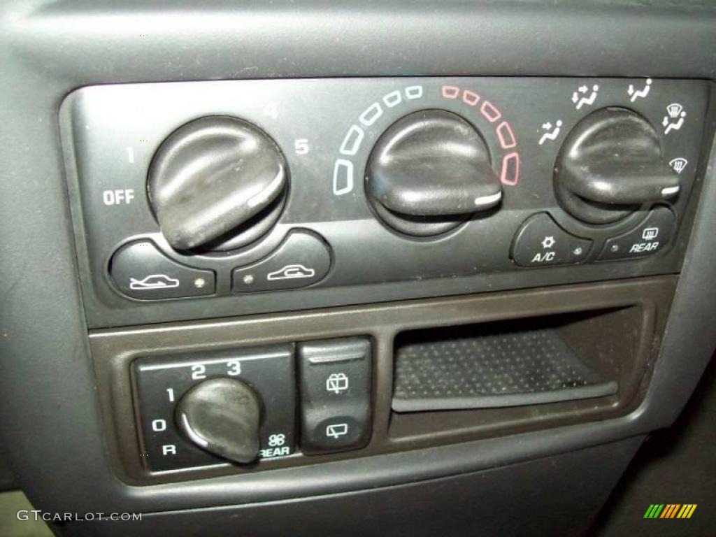 2001 Venture LS - Bright White / Medium Gray photo #22