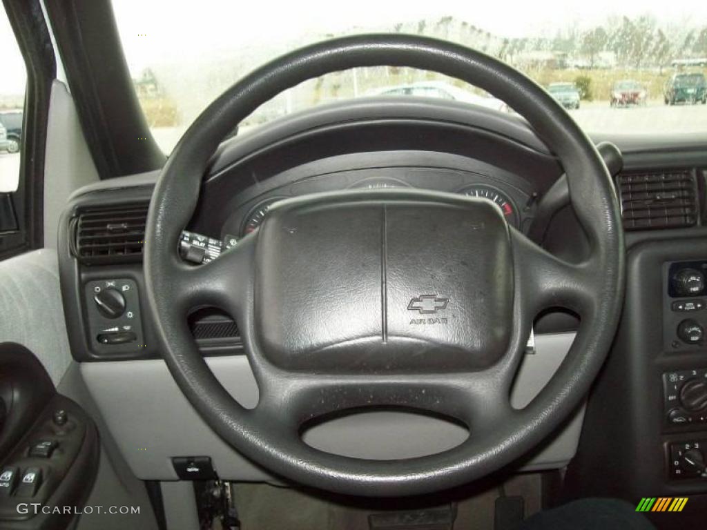 2001 Venture LS - Bright White / Medium Gray photo #24