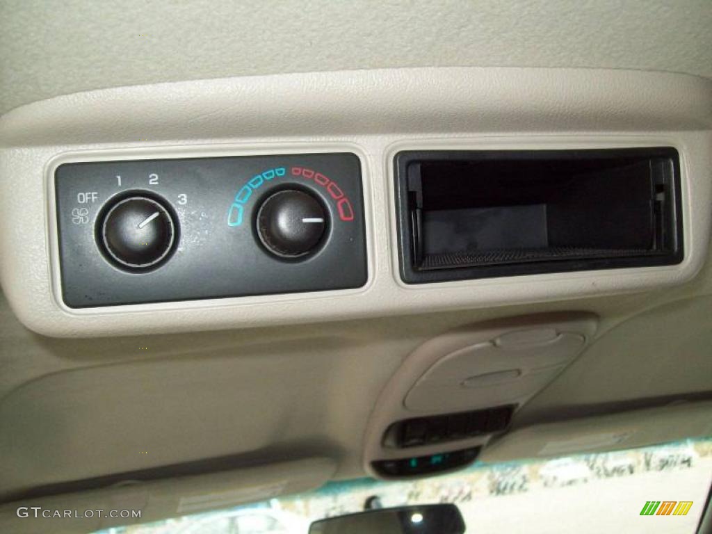 2001 Venture LS - Bright White / Medium Gray photo #26