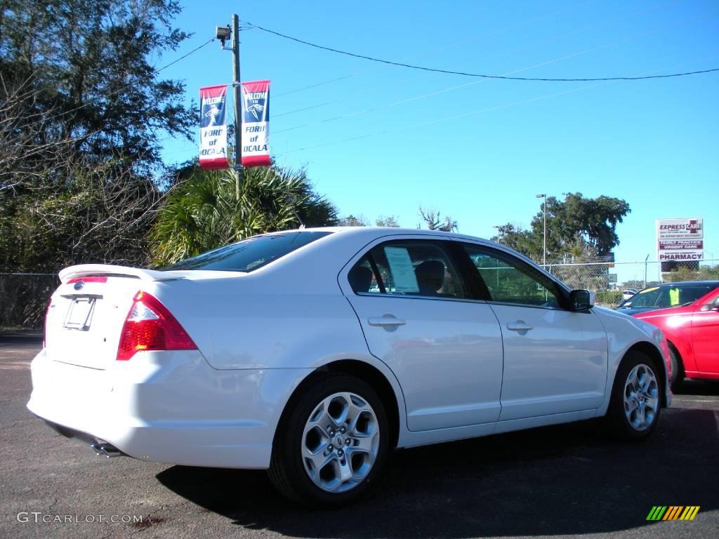 2010 Fusion SE - White Platinum Tri-coat Metallic / Charcoal Black photo #3