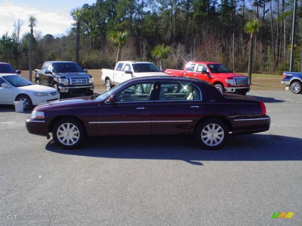 2009 Town Car Signature Limited - Dark Cherry Metallic / Light Camel photo #8