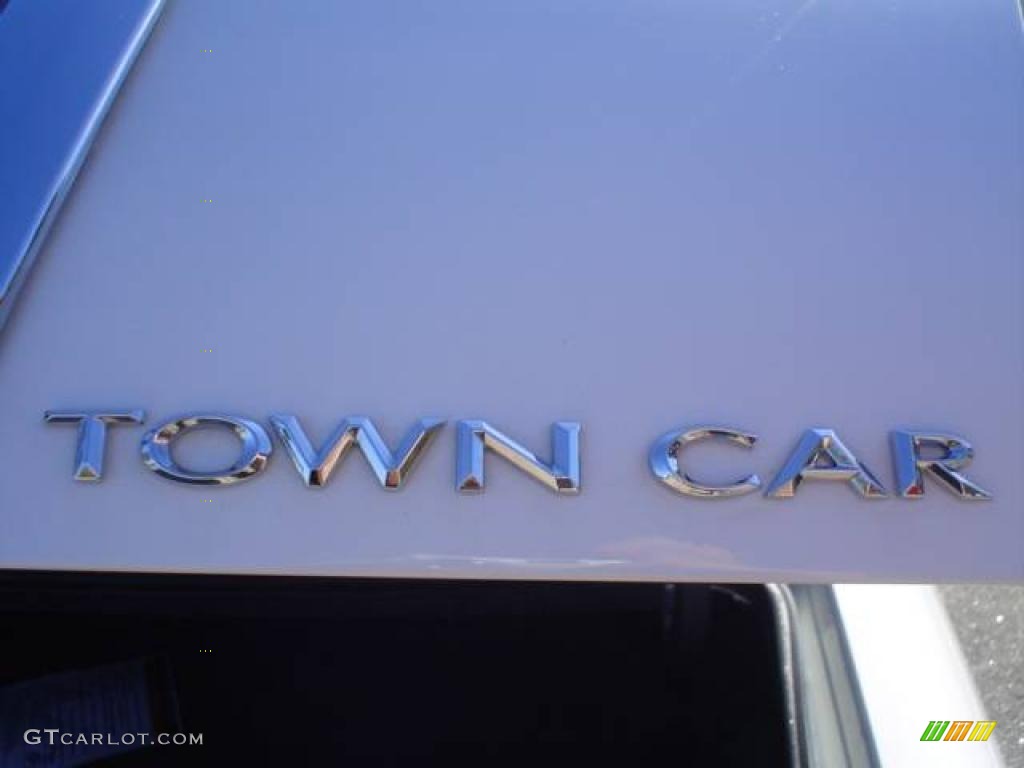2009 Town Car Signature Limited - Vibrant White / Light Camel photo #13