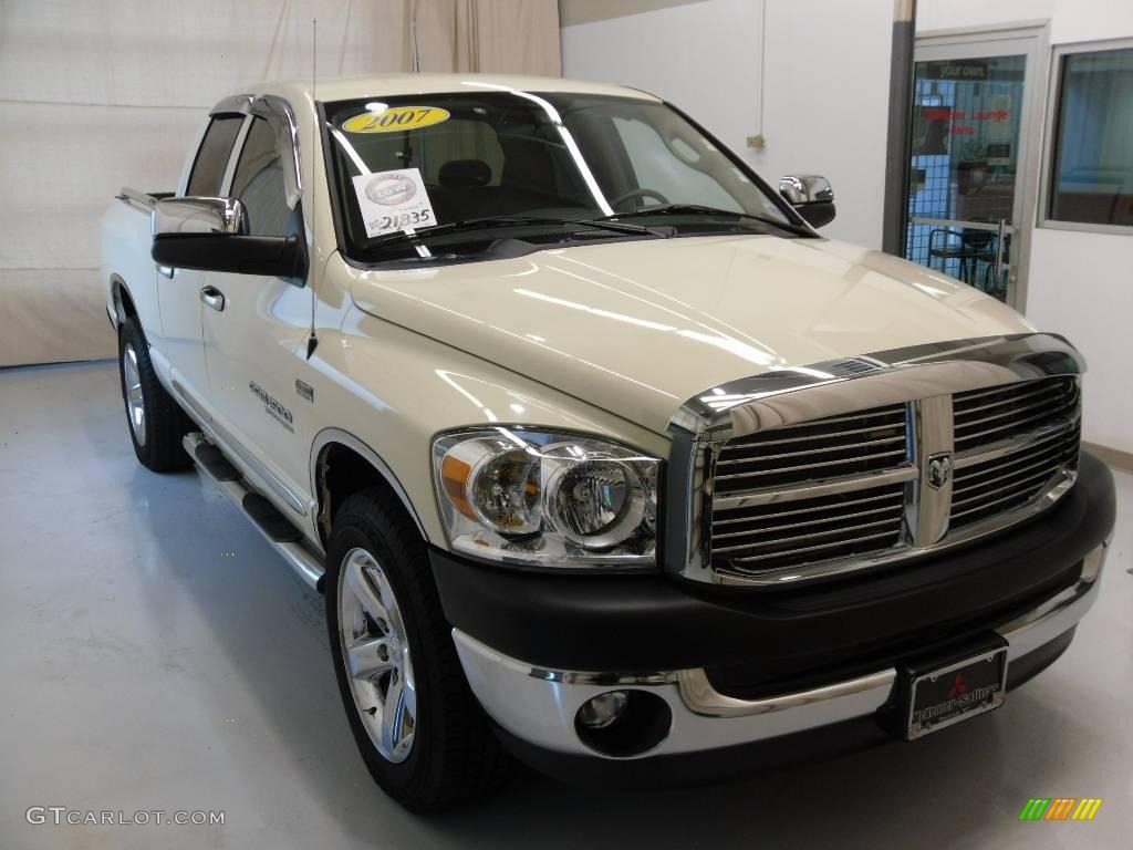 2007 Ram 1500 SLT Quad Cab - Light Khaki Metallic / Khaki Beige photo #5