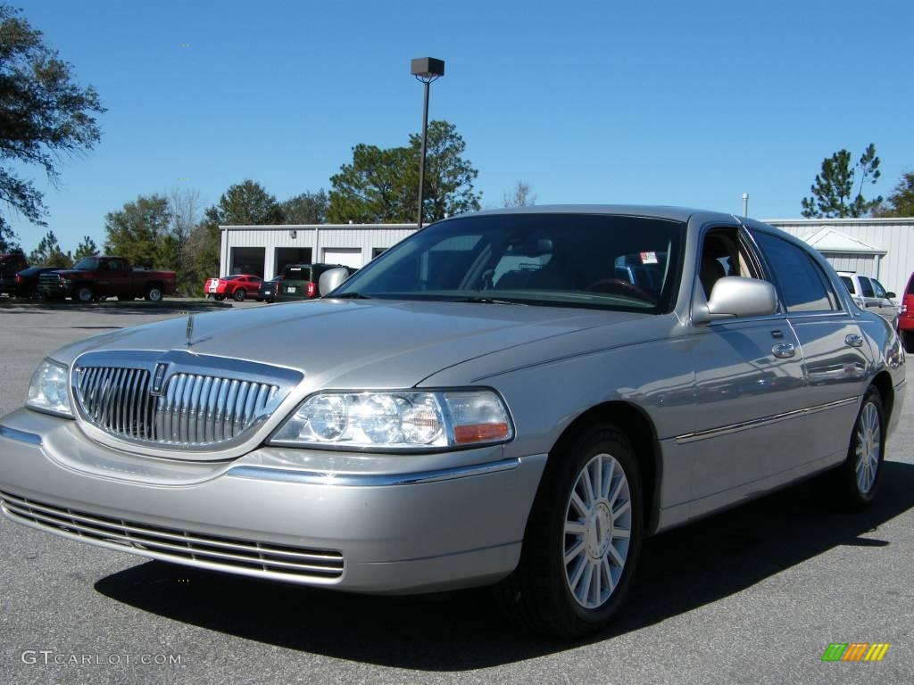 2003 Town Car Signature - Silver Birch Metallic / Dark Stone/Medium Light Stone photo #1