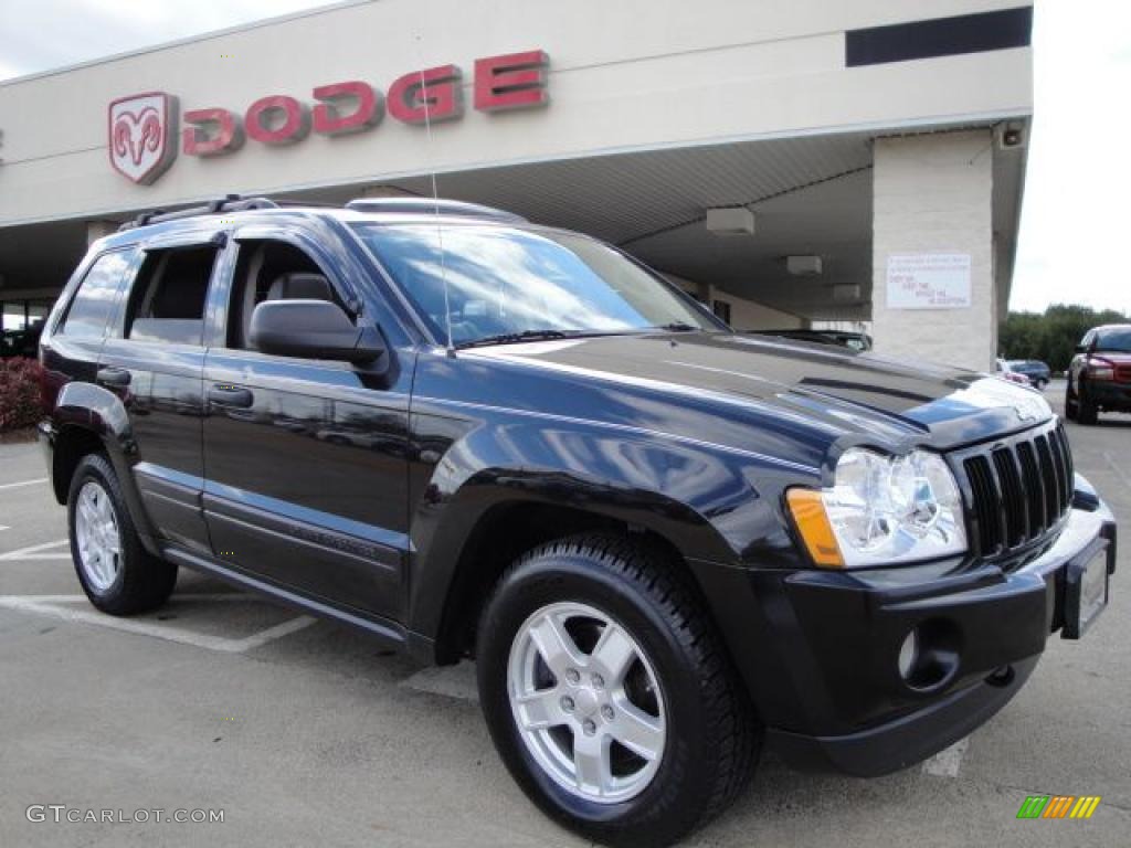 2005 Grand Cherokee Laredo 4x4 - Brilliant Black Crystal Pearl / Medium Slate Gray photo #1