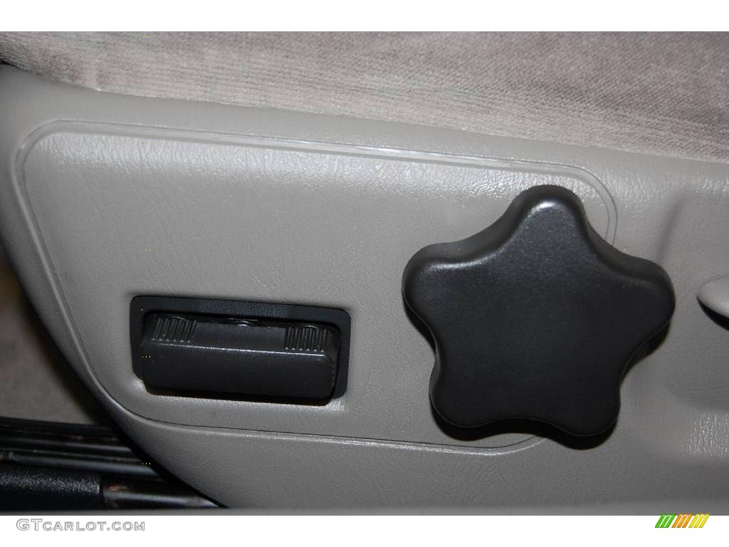 2005 Impala  - Medium Gray Metallic / Medium Gray photo #17