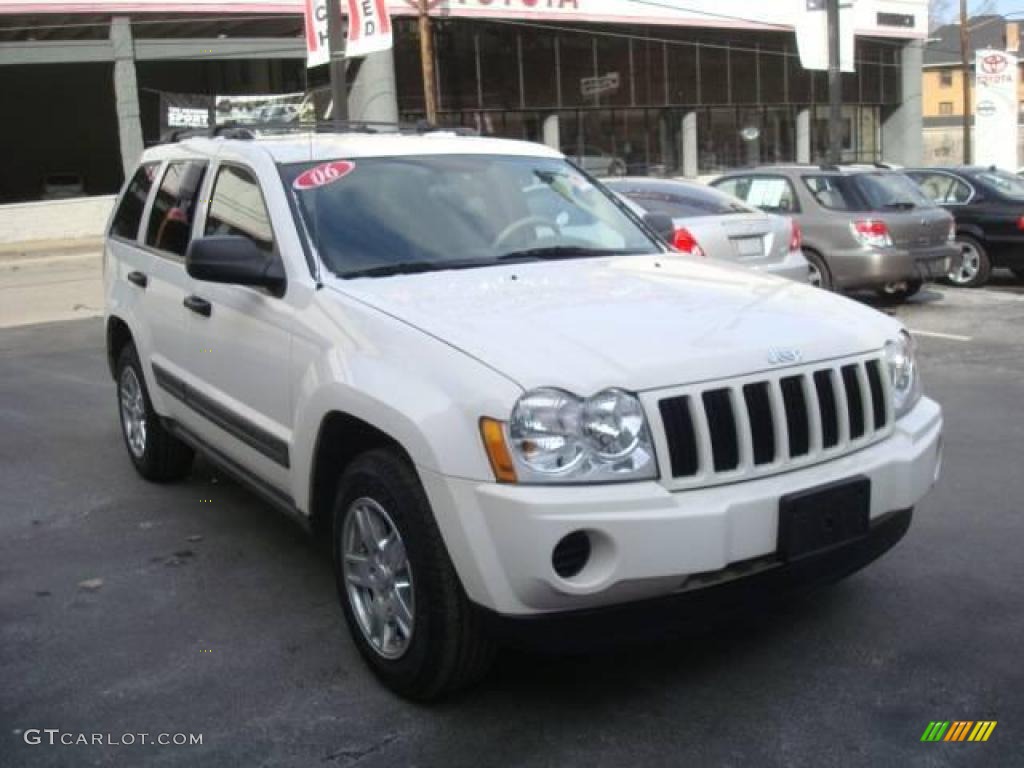 2006 Grand Cherokee Laredo 4x4 - Stone White / Khaki photo #6