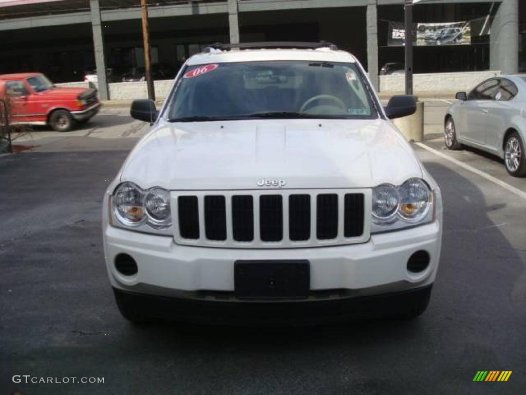 2006 Grand Cherokee Laredo 4x4 - Stone White / Khaki photo #7