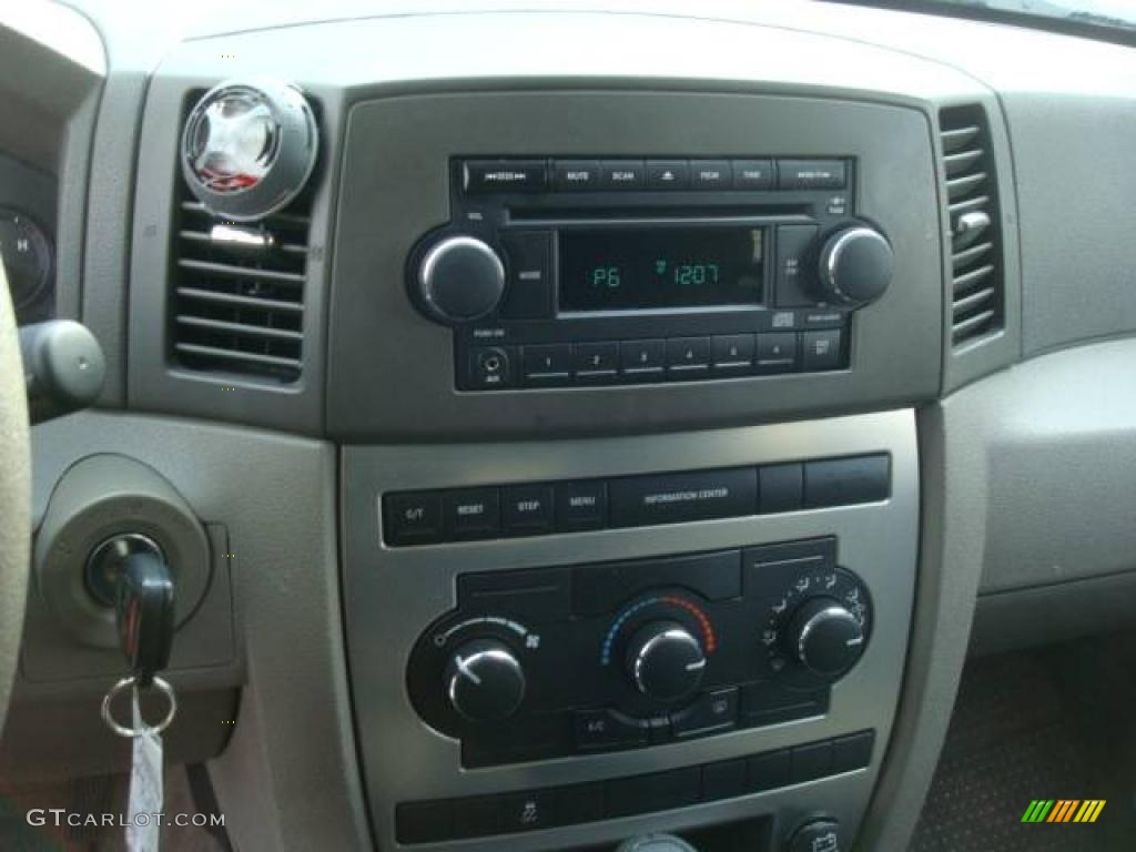 2006 Grand Cherokee Laredo 4x4 - Stone White / Khaki photo #18