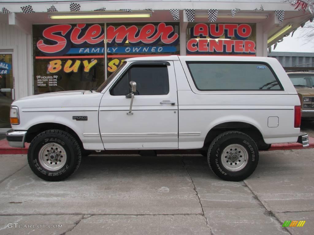 1996 Bronco XLT 4x4 - Oxford White / Beige photo #2