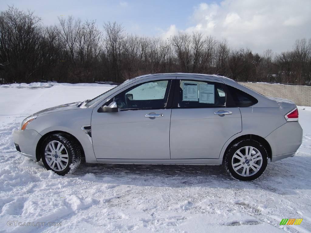 2008 Focus SE Sedan - Silver Frost Metallic / Medium Stone photo #2