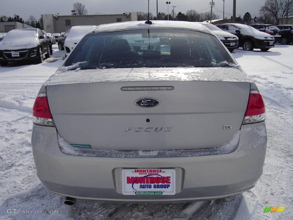 2008 Focus SE Sedan - Silver Frost Metallic / Medium Stone photo #4