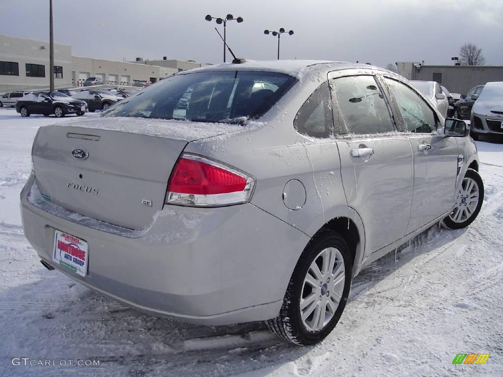 2008 Focus SE Sedan - Silver Frost Metallic / Medium Stone photo #5