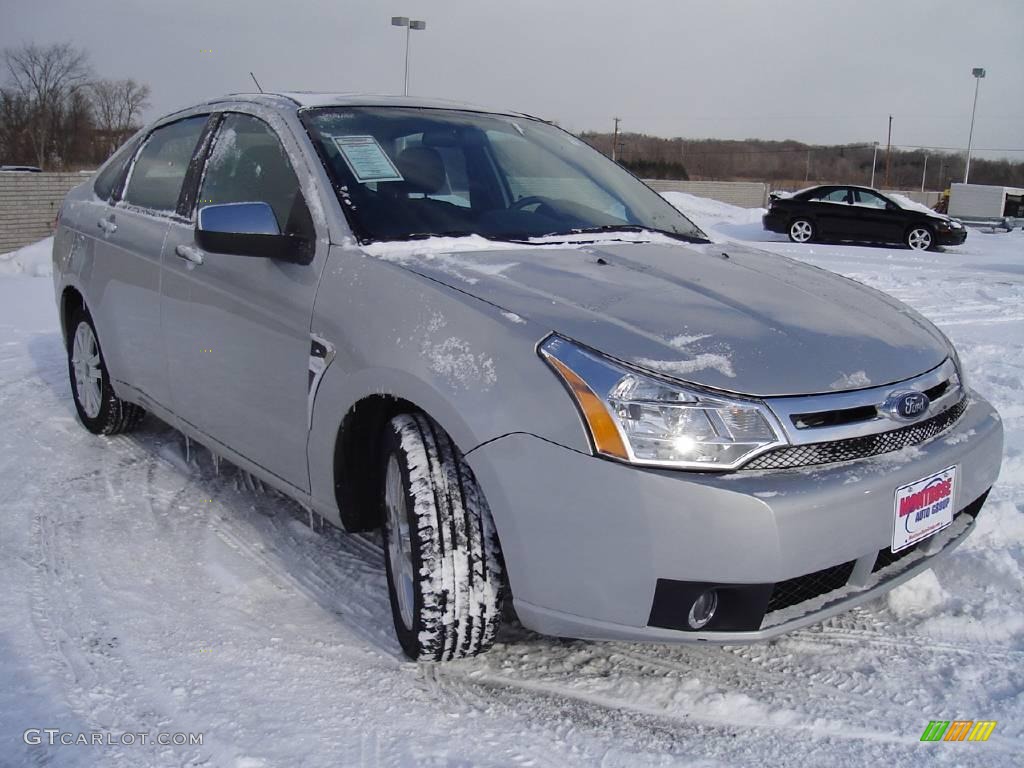 2008 Focus SE Sedan - Silver Frost Metallic / Medium Stone photo #7