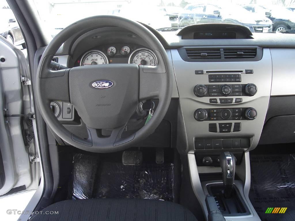 2008 Focus SE Sedan - Silver Frost Metallic / Medium Stone photo #17