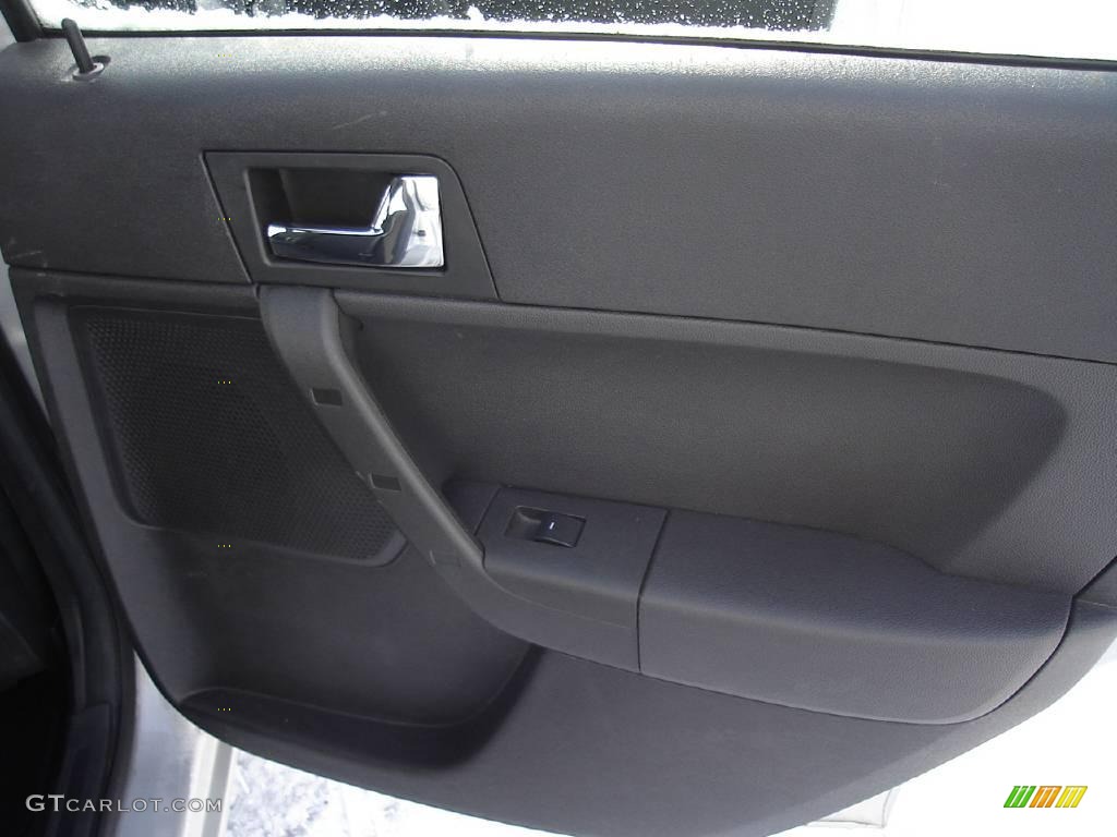 2008 Focus SE Sedan - Silver Frost Metallic / Medium Stone photo #18