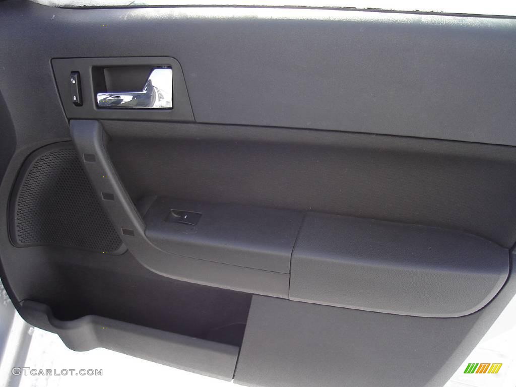 2008 Focus SE Sedan - Silver Frost Metallic / Medium Stone photo #19