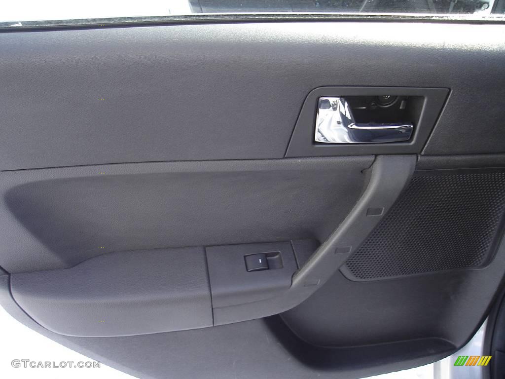 2008 Focus SE Sedan - Silver Frost Metallic / Medium Stone photo #21