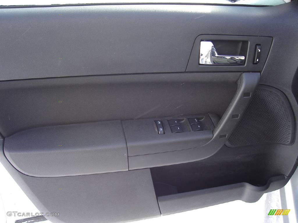 2008 Focus SE Sedan - Silver Frost Metallic / Medium Stone photo #22